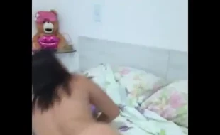 Corno filma esposa chamando o comedor pra foder ela na cama