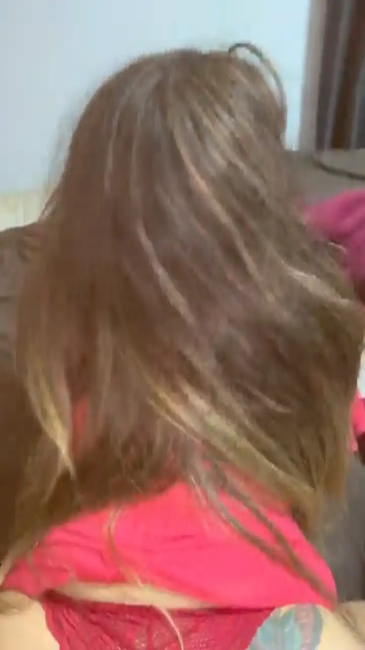Mostrando a sua bucetinha de pertinho