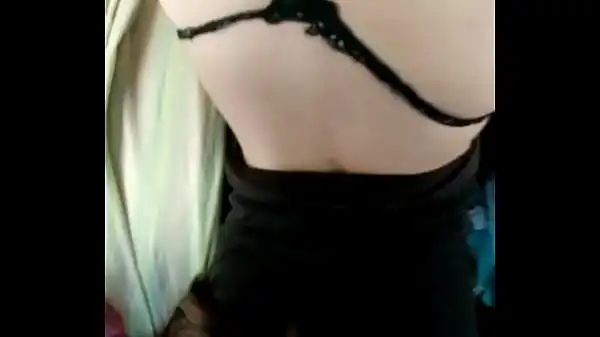 Video fodendo amiga bem safada na cama